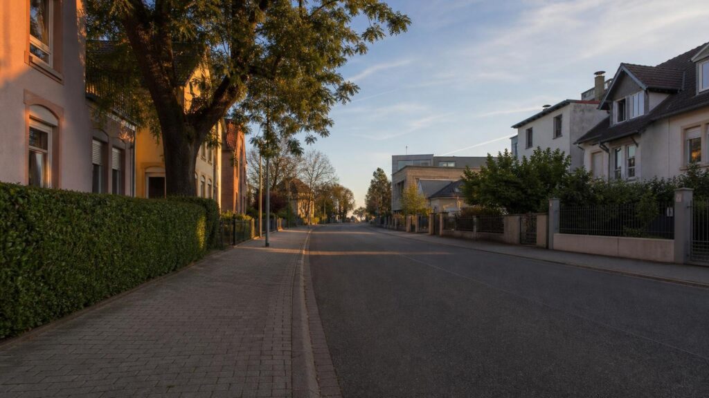 Mannheim-Rheinau: Wohnstraße im Abendlicht — Kapitalanlage-Standort