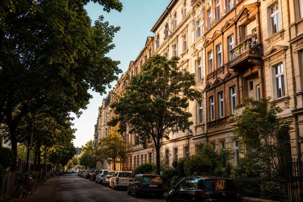 Mannheim-Neckarstadt-Ost: Gründerzeit-Wohnstraße im Abendlicht — Kapitalanlage-Standort